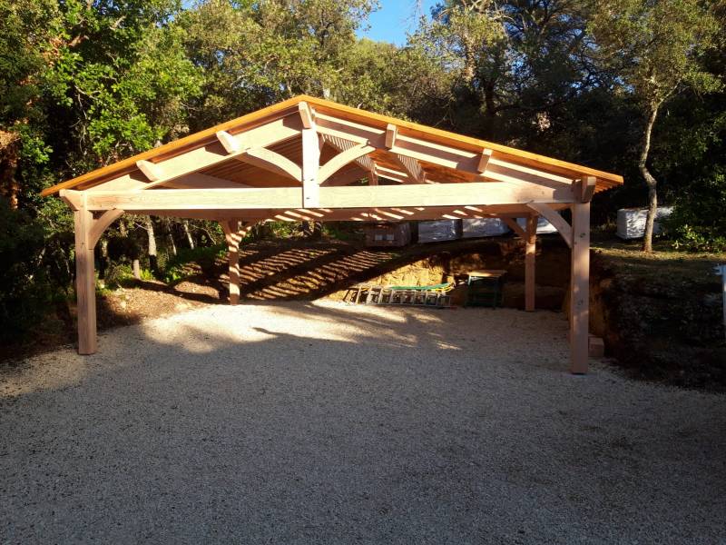 Charpentier pour la construction d'abri de voiture en bois sur mesure à Auriol et ses environs dans le 13