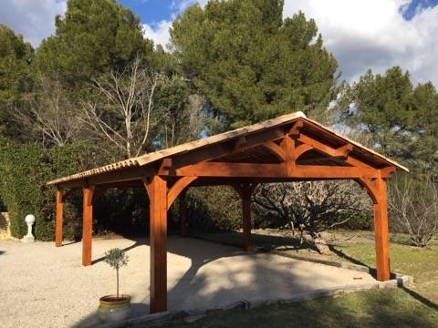 Artisan charpentier pour abri de voiture en bois dans les Bouches du Rhône