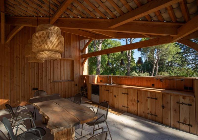 Charpentier pour fabrication d'auvent en bois personnalisé à Pertuis et ses alentours dans le Vaucluse