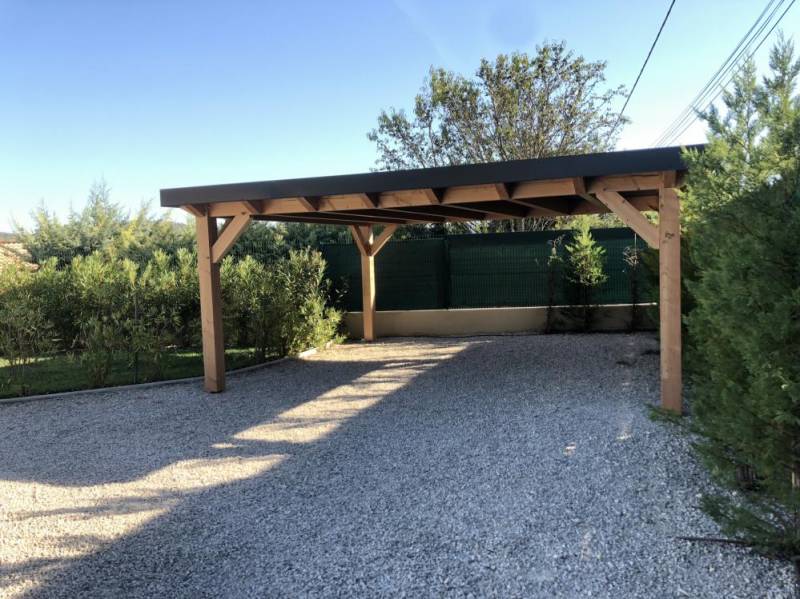 Construction d'un abri de voiture en bois à Aix en Provence avec un toit plat pour 2 à 3 véhicules