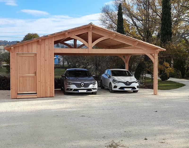 Construction d'abri de voiture en bois à Avignon pour 2 véhicules avec espace de rangement fermé