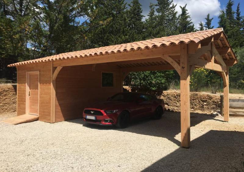 Conception et pose d'abri voiture à Uzès dans le Gard avec un atelier attenant.