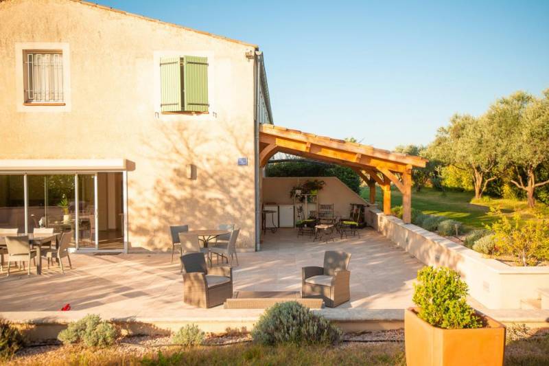 Fabrication d'abri de terrasse en bois sur mesure dans le Vaucluse par un artisan charpentier