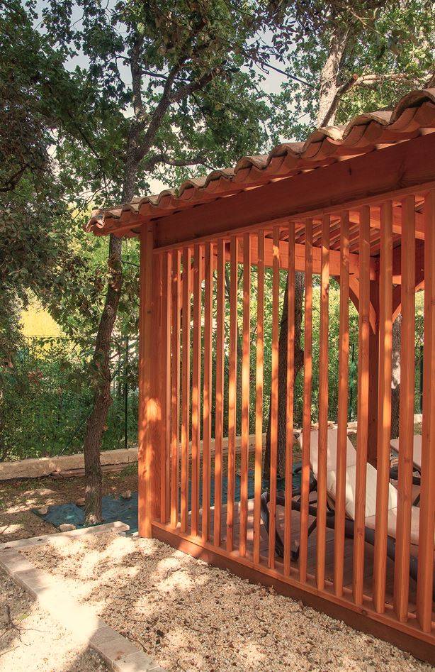 Construction de pool house en bois à Pertuis (84) avec claustra latéral ajouré
