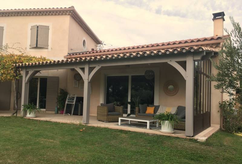 Charpentier pour conception, fabrication et pose d'un abri de terrasse en bois à Saint Rémy de Provence dans le 13