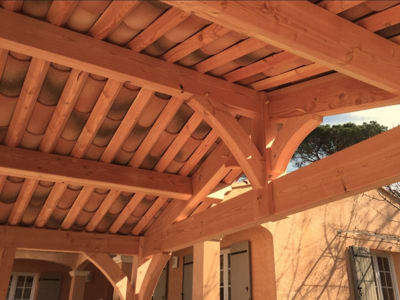 Charpentier pour fabrication sur mesure d'un auvent en bois à Saint Rémy de Provence (13)