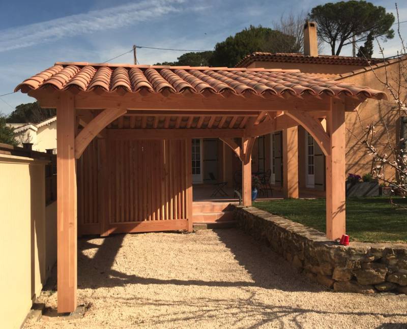 Artisan charpentier pour fabrication d'un auvent en bois sur mesure à Aix en Provence et ses environs dans les Bouches du Rhône