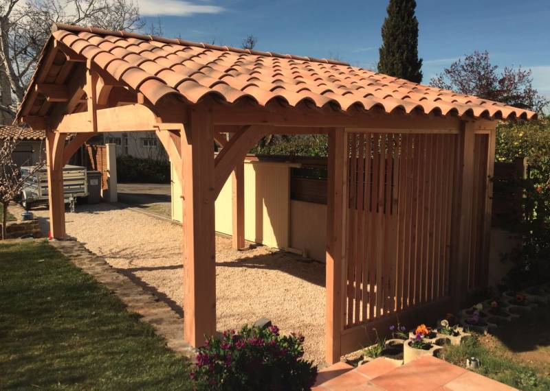 Conception et fabrication d'un abri de terrasse en bois à Apt (84) réalisé sur mesure
