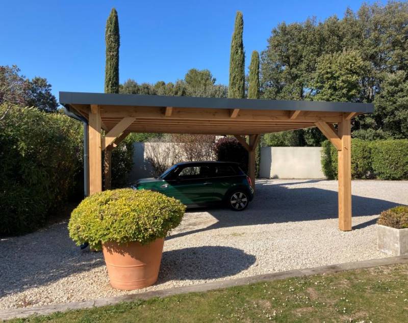 Carport en bois avec un toit plat de faible hauteur pour abriter les voitures à Carpentras 84