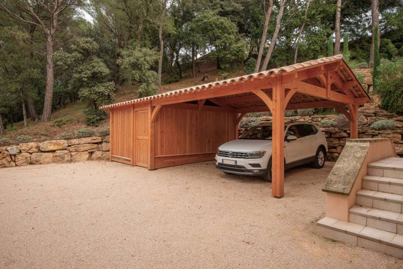 Fabrication de carport et atelier de jardin attenant en bois à Gigondas dans le Vaucluse réalisé sur mesure
