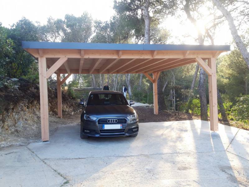 Fabrication d'un abri de voiture en bois à Beaucaire (13) avec un toit plat au design contemporain