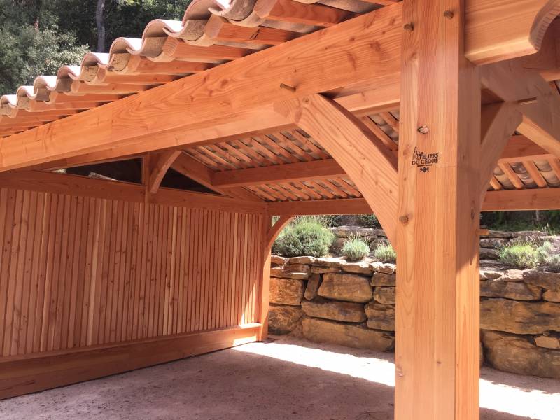 Réalisation de carport 2 voitures traditionnel avec son abri de jardin attenant de 12m2 à Candillargues pour stocker les outils de jardins
