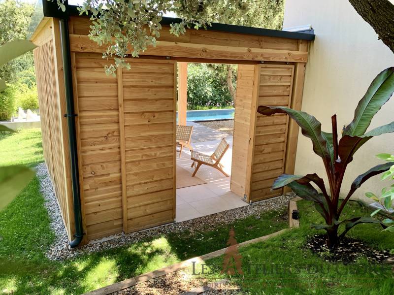Construction de pool house en bois à Saint Rémy de Provence avec toit plat et espace de rangement fermé