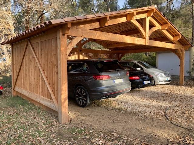Charpentier pour abri de voiture en bois à Carpentras