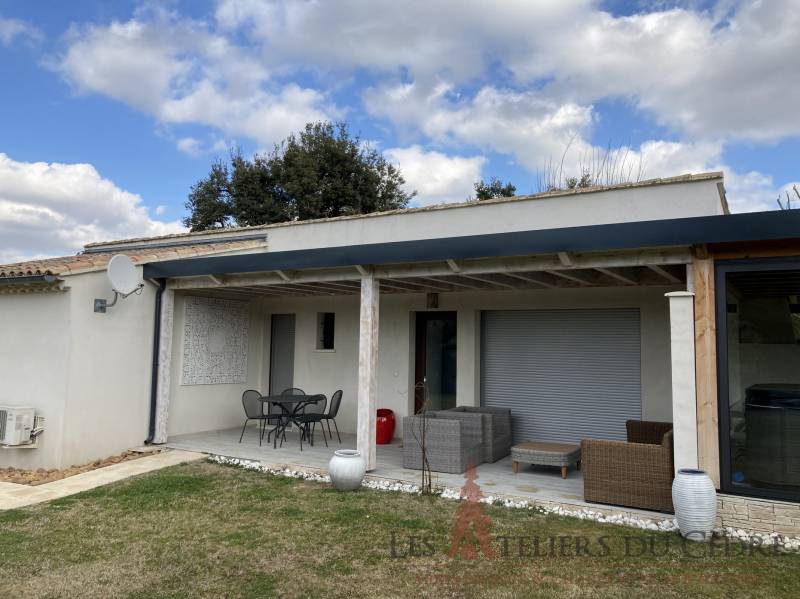 Construction de pool house en bois à Auriol (13) avec toit plat adossé à un mur