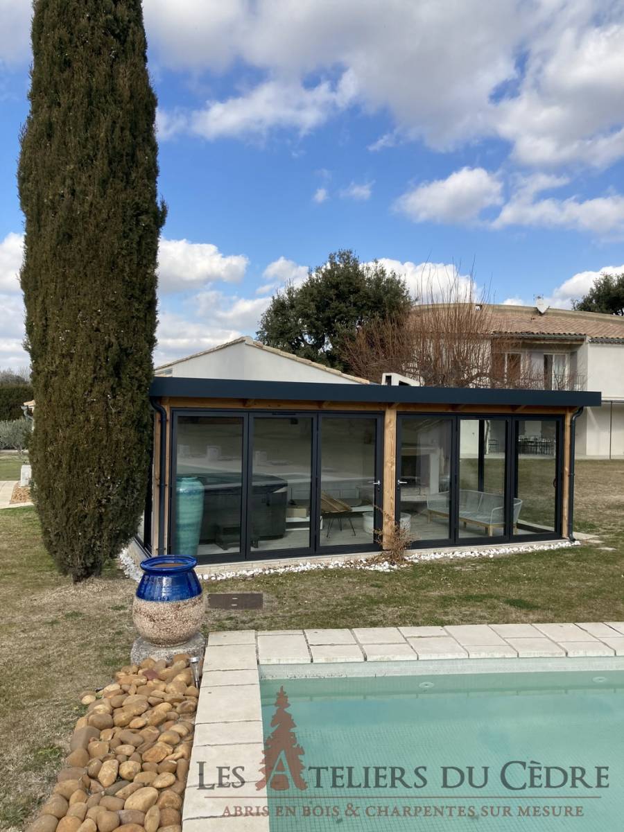 Pool house en bois à Saint Martin de Crau avec toit plat contemporain et paroi latérale ajourée