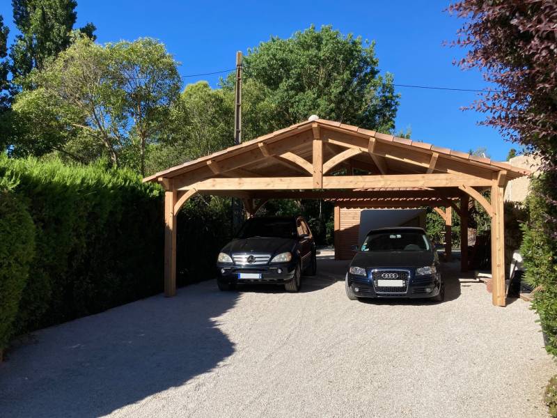 Artisan charpentier pour abri de voiture en bois dans le Vaucluse