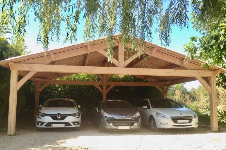 Construction d'un abri carport en bois pour 3 voitures à Aix-en-Provence 13  avec une couverture en tuiles canal style provençal - Fabrication  Aménagements Extérieurs en Bois Aix-en-Provence - Les Ateliers du Cèdre ®