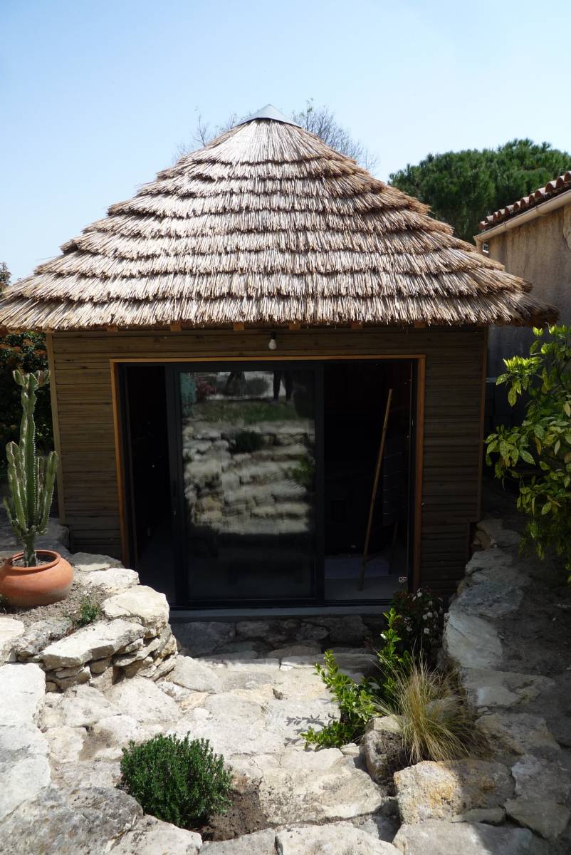 Création d'une paillotte en 4 pentes à Saint-Rémy de Provence ( 13) avec une couverture en roseau de Camargue