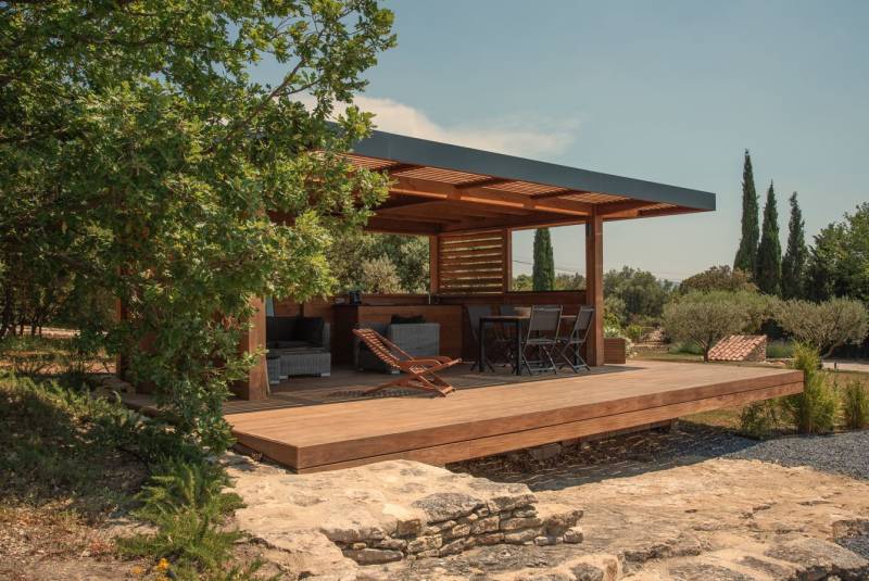 Pool house en bois à Salon de Provence avec paroi latérale en claustra