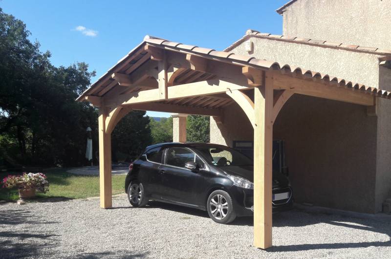Un toit une pente adossé à la maison en tuiles pour abriter une voiture à Fuveau 13