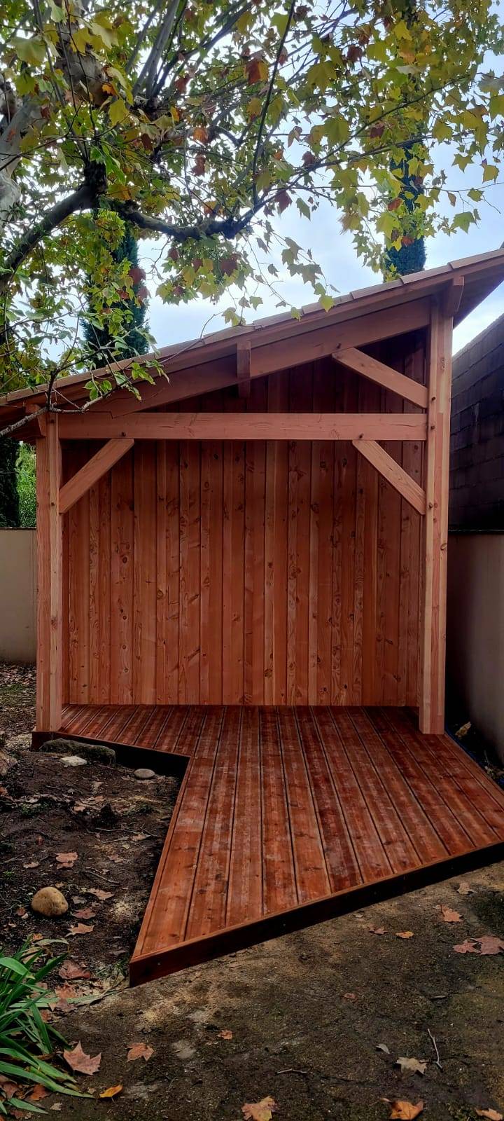 Conception d'abri de jardin à Pont-Saint-Esprit de moins 20m² avec bûcher attenant