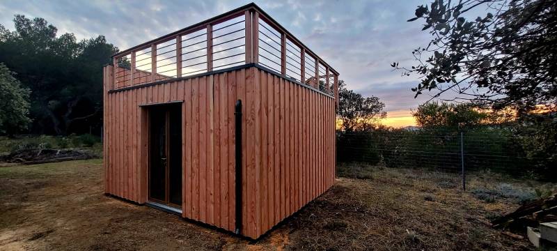 Réalisation d'un abri de jardin sur mesure à Caromb avec un toit terrasse