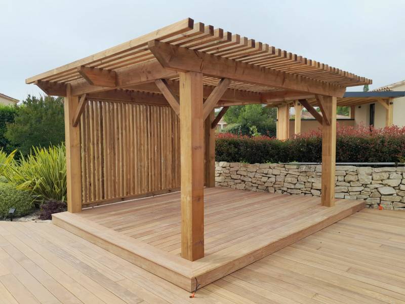 Conception et Installation de Pergola à Lussan de 20m²– Un Espace Ombre et Charme pour Votre Jardin