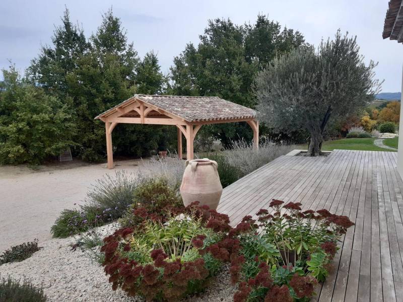 Réalisation d’un abri à deux pentes à Ansouis, dans le Vaucluse, avec couverture en tuiles vieillies.