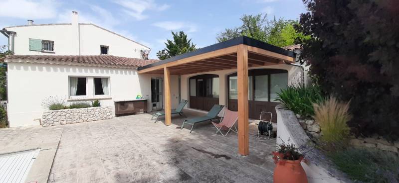 Réalisation d'un abri terrasse toit plat adossé à Eguilles dans les Bouches du Rhône