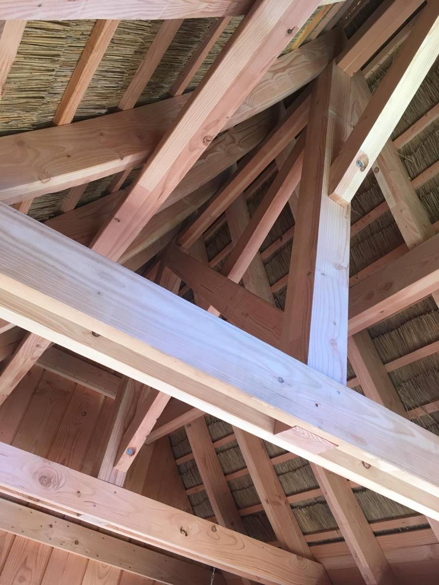 Réalisation d'une charpente sur mesure pour une paillote à La Roque d'Anthéron (13)