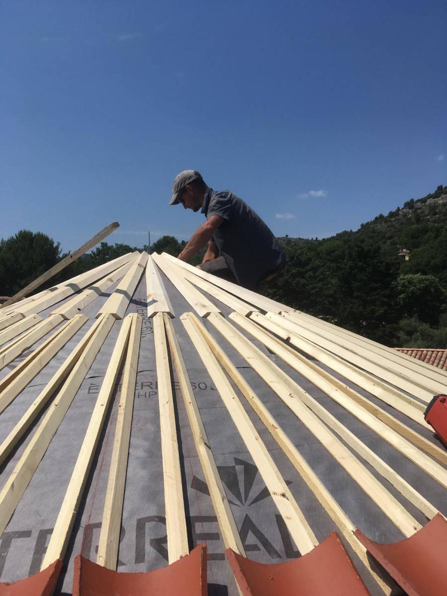 Rénovation d'une couverture à Mérindol dans le Vaucluse en tuiles canal vieillies