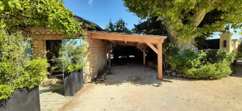 Abri terrasse à Robion (84) adossé contre un existant
