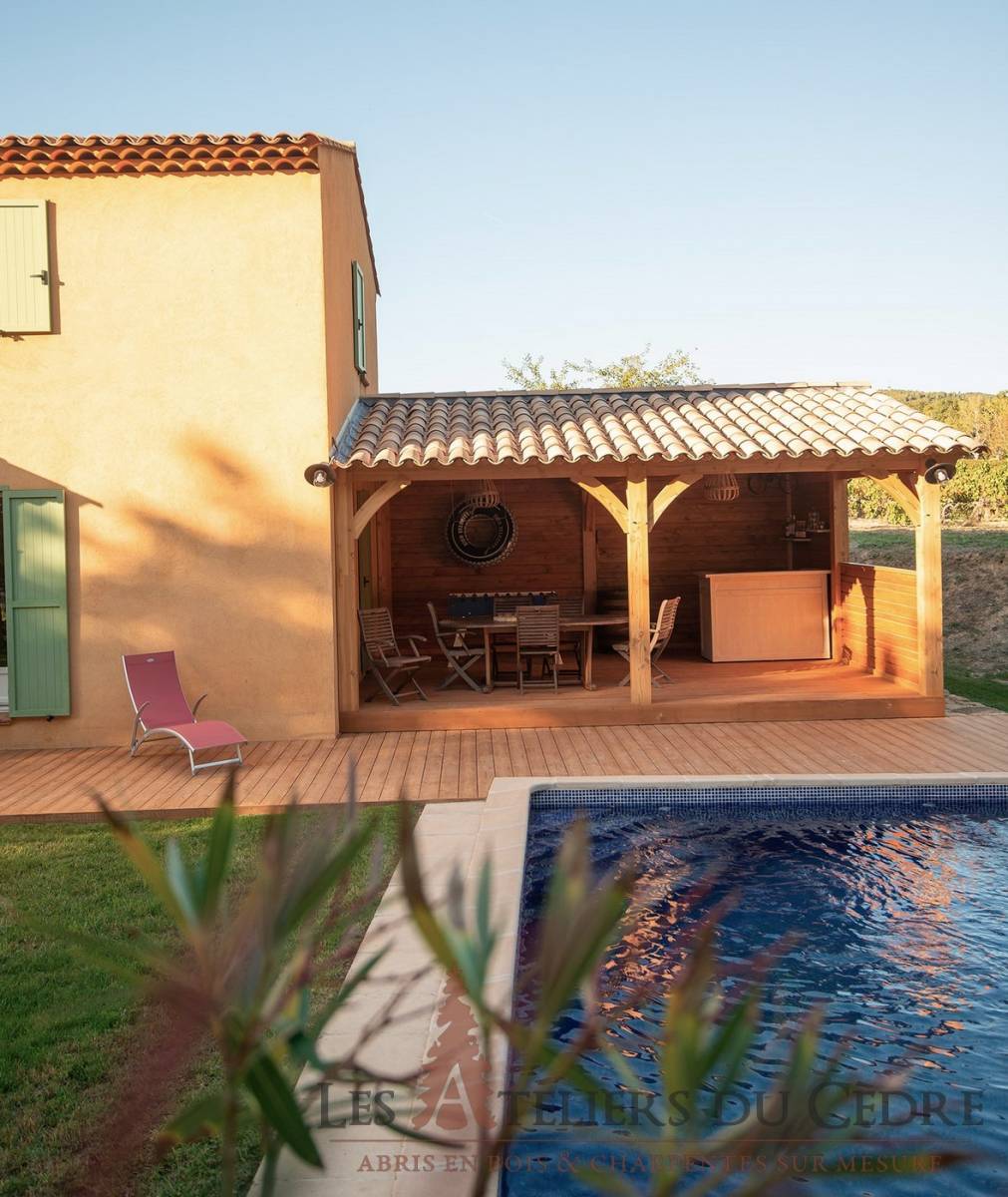 Construction de terrasse en bois à Orange conçue sur mesure avec un abri