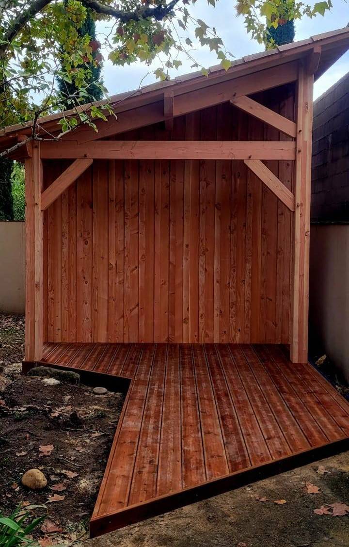 Abri de jardin sur mesure avec rangement pour le bois de chauffage à Vitrolles 