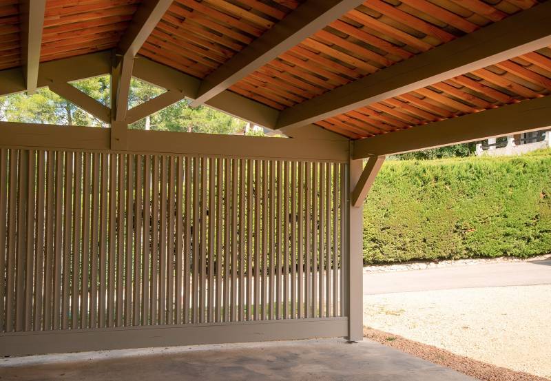 Installation de carport en bois avec toiture tuiles canal à Miramas ou Istres