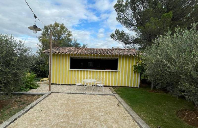 Pour créer une guinguette à La Ciotat : un abri de jardin en bois sur mesure et coloré