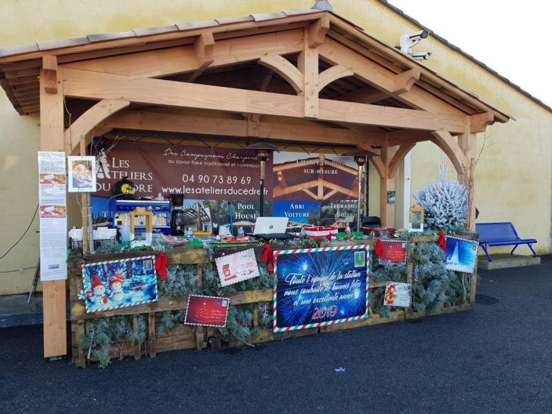 Fabrication d'un abri en bois sur mesure pour un exposant à la Station Laurent de  Cadenet dans le Vaucluse