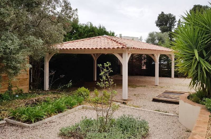 Abri voiture en bois 4 pans pour une installation à Vitrolles dans le 13