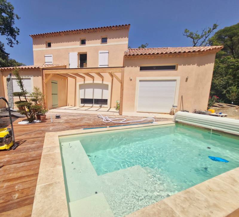 Fourniture et pose à la Roque d'Anthéron d'une pergola adossé à la façade de la maison