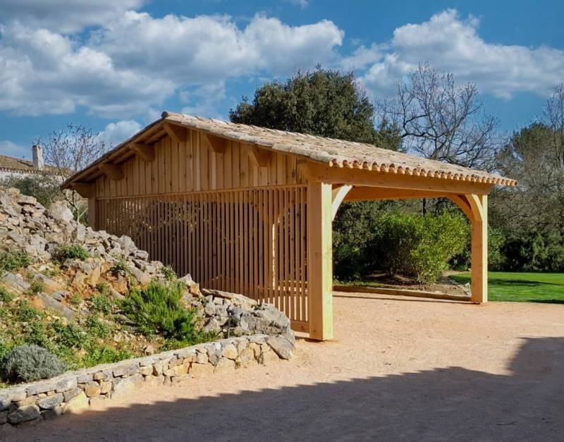 Fabrication sur mesure de carport en bois pour pose à Arles 13280