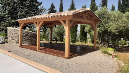 Réalisation d'un Kiosque 2 pentes à APT dans le Luberon avec une terrasse bois sous kiosque
