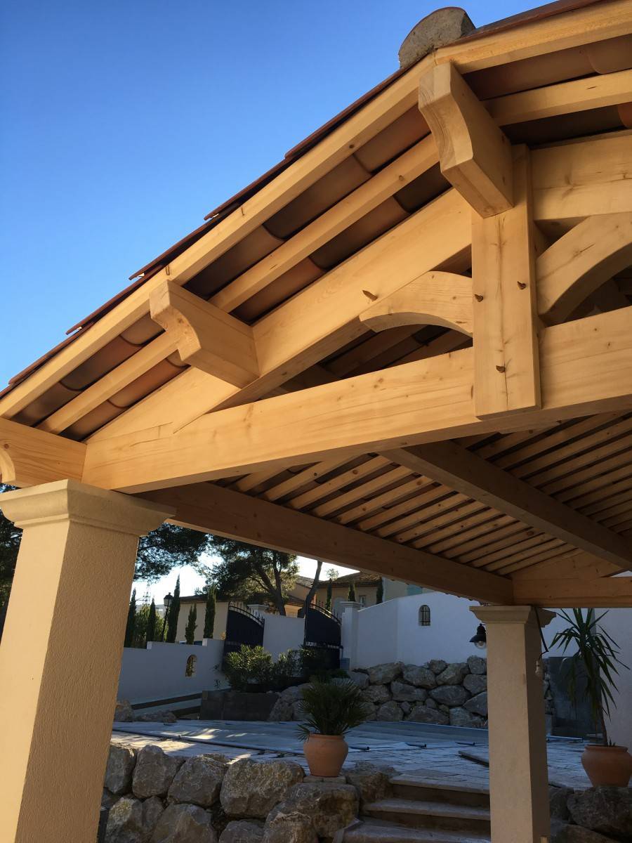 Réalisation d'une charpente en bois posée sur piliers en béton à Mallemort dans les Bouches du Rhône