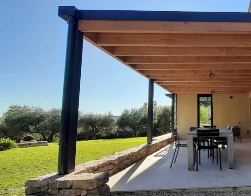 Pergola en bois adossée installée par Les Ateliers du Cèdre