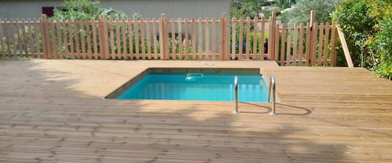 Installation d'une terrasse en bois sur mesure autour d'une piscine à Marignane dans le 13