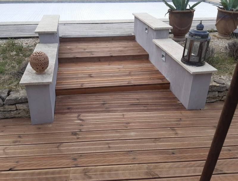 Installation d'une terrasse en bois sur mesure pour un projet à Arles