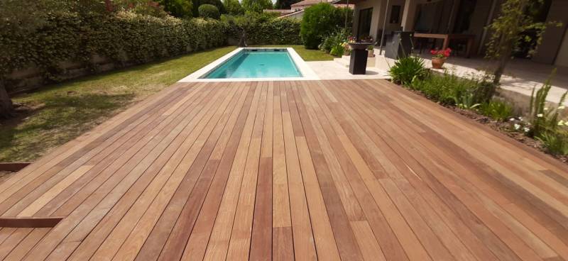 Fabrication et pose d'une terrasse en bois à Maussanne